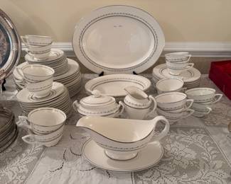 Royal Doulton "Tiara" English Fine Bone China (62 pc)
