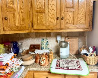 Many kitchen items 