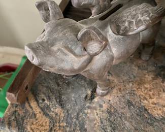 Statue pig