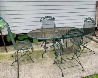 Oval outdoor table with 4 rocking chairs