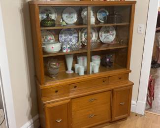 Retro blond hutch