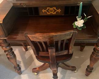 Swivel desk chair 