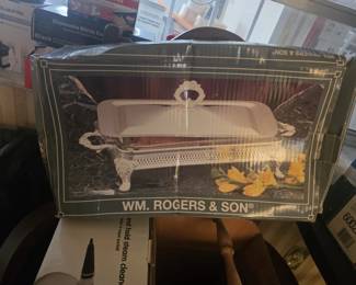 WM. Rogers & Son silverplate casserole/server with glass insert and lid