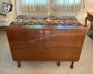 Drop leaf table