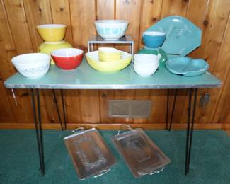 MCM FIRE KING AND RUSSELL WRIGHT MELAMINE, HAMMERED ALUMINUM TRAYS