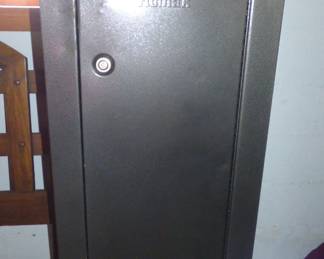 SMALL GUN SAFE (NO KEY)