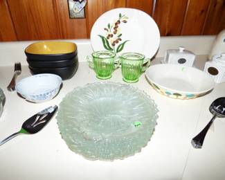 DEPRESSION GLASS GREEN URANIUM CREAMER & SUGAR BOWL
