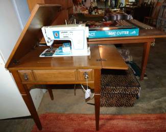 VINTAGE SINGER SEWING MACHINE