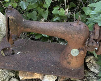 Lot 16: Singer Cast Iron Sewing Machine