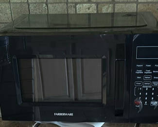 Lot 119: Farberware Countertop Microwave Oven