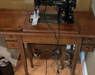 Lot 25: Singer Sewing Machine in Wooden Sewing Cabinet