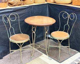 Ice cream table 24" dia by 30" t and chair set