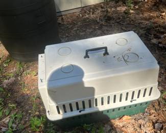 Mid dog size animal carrying crate. 