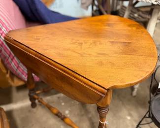 Dropleaf corner end table, maple