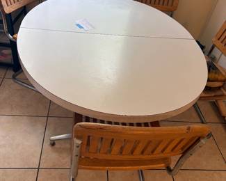 round kitchen table has one leaf, 4 chairs 