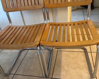 round kitchen table has one leaf, 4 chairs 