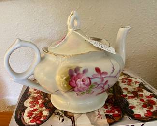 Lefton musical teapot 