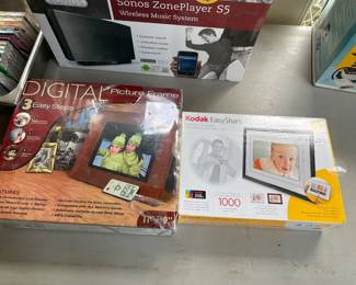 Digital photo frames