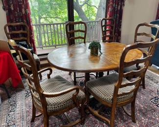 Oak Dining Room Table with Two Leaves and 8 Chairs