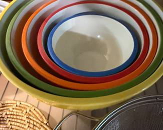 plastic mixing bowls and lids