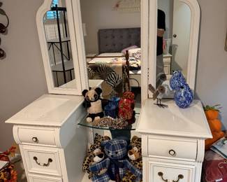 Lexington dressing table and mirror