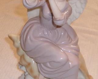 GRANDEUR NOEL PORCELIAN FIGURINE