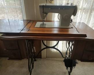 Singer Sewing Machine in Antique Oak Cabinet