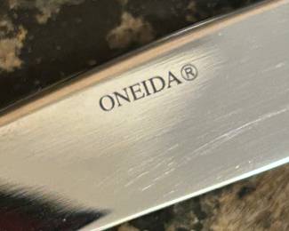 Oneida eating utensil set like new
