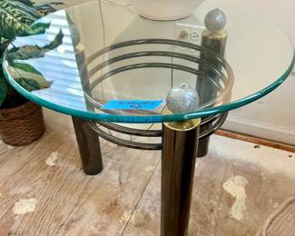 Solid metal base 26”Rnd x 22”h glass top End Table $65