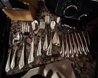 44pc Oneida (like new) 8 place settings & 4 serving pieces Set $160