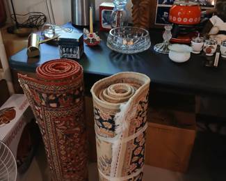 Rugs, lamp, misc items 