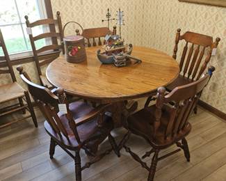 Pedestal Table with 4 chairs