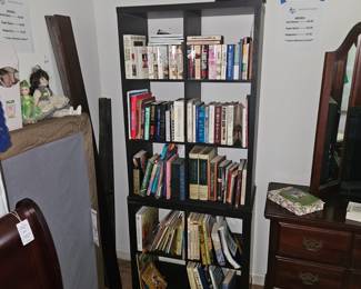 SO MANY VINTAGE BOOKS!!!