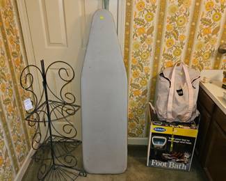Metal corner shelf