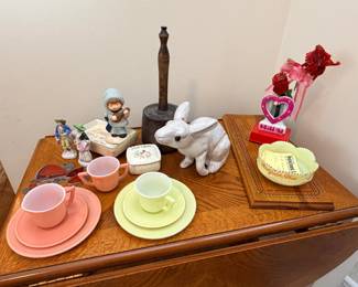 end table, knick knacks
