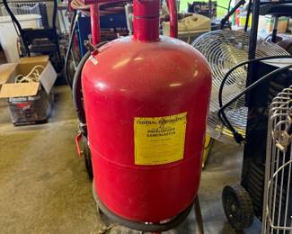 #6 Central Pneumatic Pressurized sand blaster #34202 $80.00