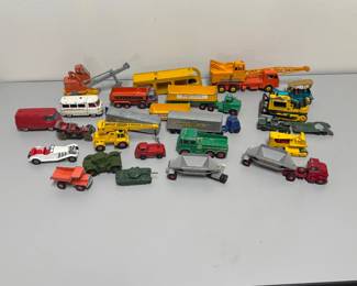 A collection of vintage Matchbox Lesney die-cast vehicles from the 1960s, including "King Size" models; notable pieces in this lot include a Hoveringham Tipper truck, a Foden Breakdown Tractor, a Lesney Matchbox Models of Yesteryear 1928 Mercedes Benz 36/220, and various tank transporters. Also has a Dinky 670 Army Armored, 1955.