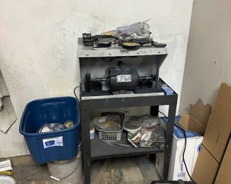 Polishing machine for metals