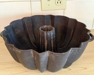 vintage cast iron Bundt or Gugelhupf cake pan