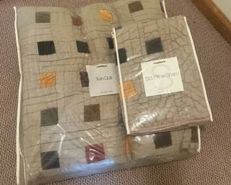 Crate&Barrel Twin Quilt and Std Pillow Sham Set