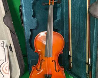 VIOLIN WITH CASE/BOWS