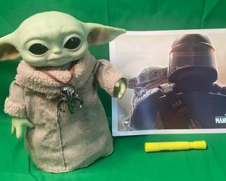MATTEL STAR WARS INTERACTIVE GROGU & MANDALORIAN POSTER ( WORKING)