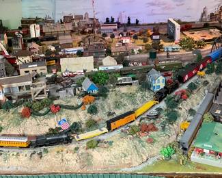 CUSTOM MODEL RAILROAD LAYOUT AND TOPSIDE CREEPER LADDER