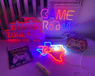 GAMING ROOM DECOR/LIGHTED SIGNS