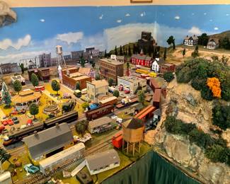 CUSTOM MODEL RAILROAD LAYOUT AND TOPSIDE CREEPER LADDER