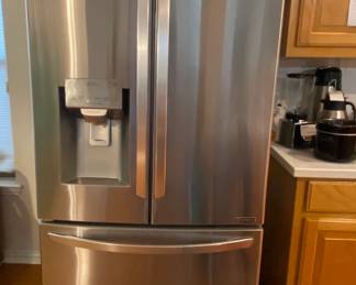 LG STAINLESS FRENCH DOOR REFRIGERATOR WITH ICE & WATER DISPENSER