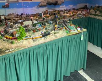 CUSTOM MODEL RAILROAD LAYOUT AND TOPSIDE CREEPER LADDER