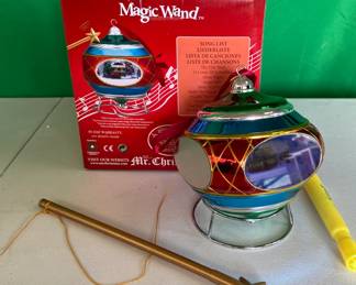 MR. CHRISTMAS "MAGIC WAND" MUSICAL ORNAMENT IN ORIGINAL BX ( WORKING )