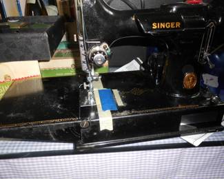 Vintage Feather Weight Singer Sewing Machine W/ Carrying Case