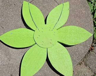 Wooden Flower Decorations Set, in diameter second image